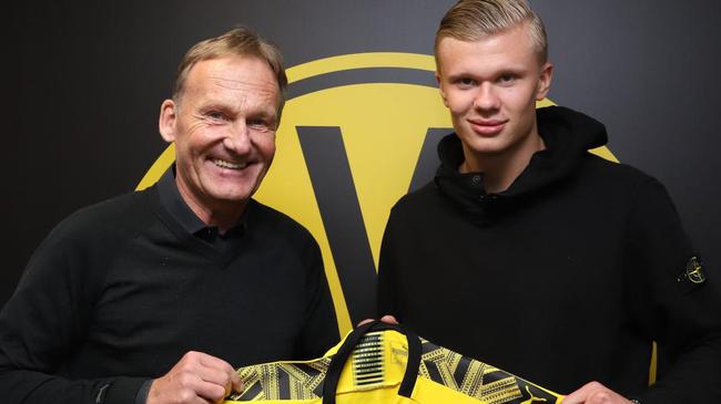 这是今日最重磅的新闻。曼联官方宣布解僱主教练鲁本·阿莫林 ，这段仅维持了 14 个月的执教生涯画下句点。