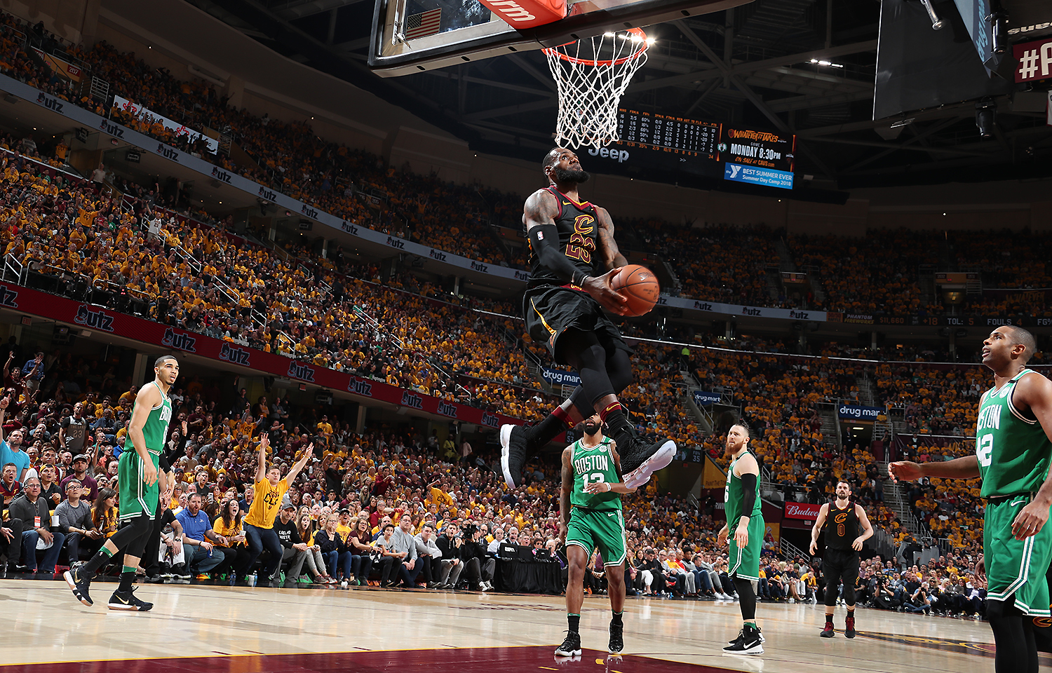 自由式滑雪空中技巧世界杯加拿大站：中国队1金2银1铜收官