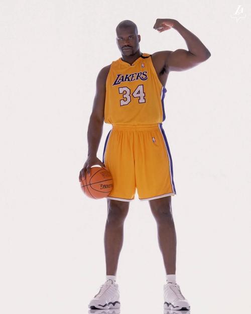 记者：莱万可能在今晚对阵马竞的国王杯比赛轮休