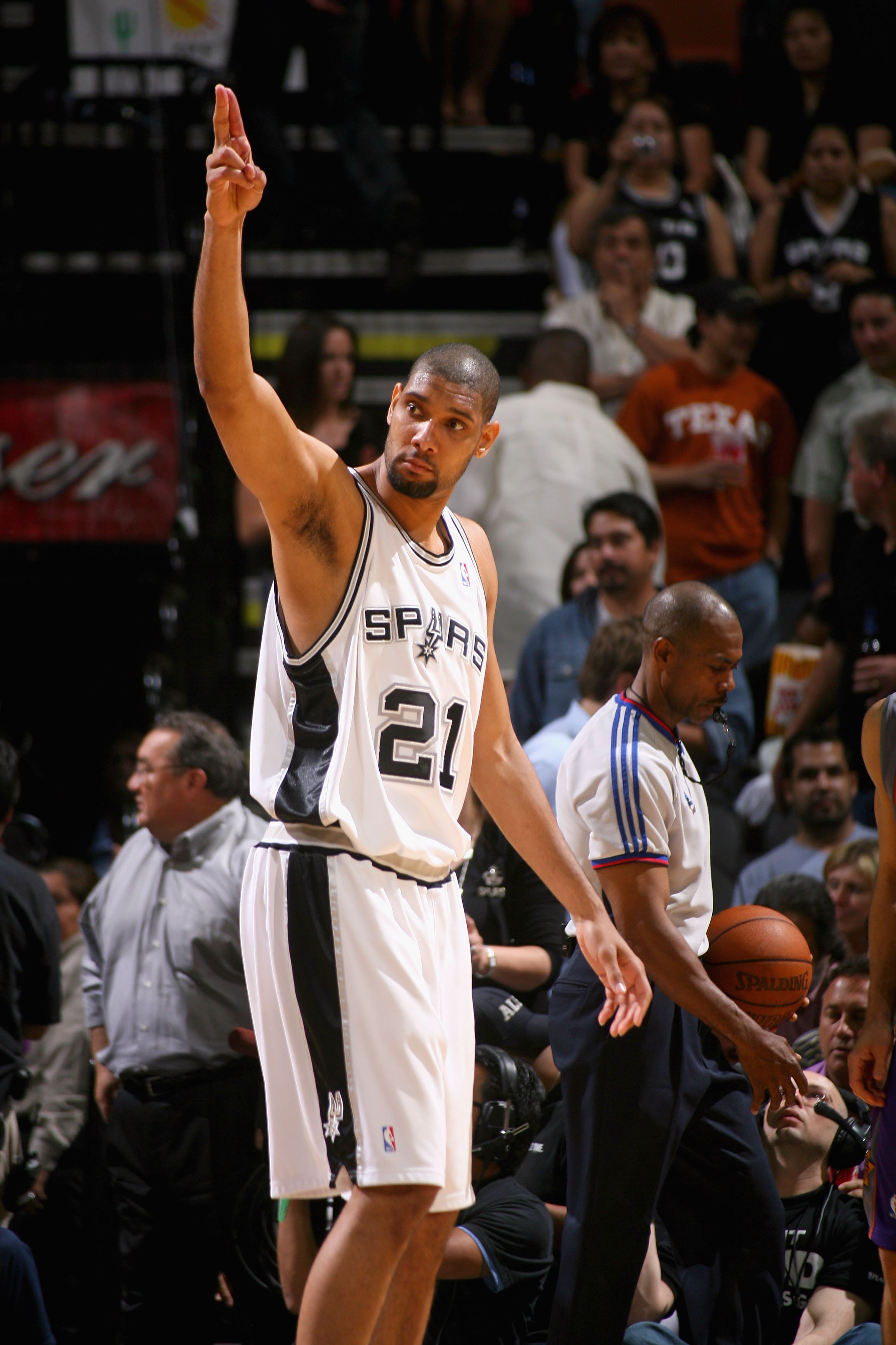 详解棒球规则中的“死球转活球”过程及球击中裁判后的垒位推算