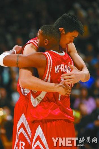 球迷拍摄詹姆斯热身，连续四个中投尴尬不中&一旁华子看得直挠头