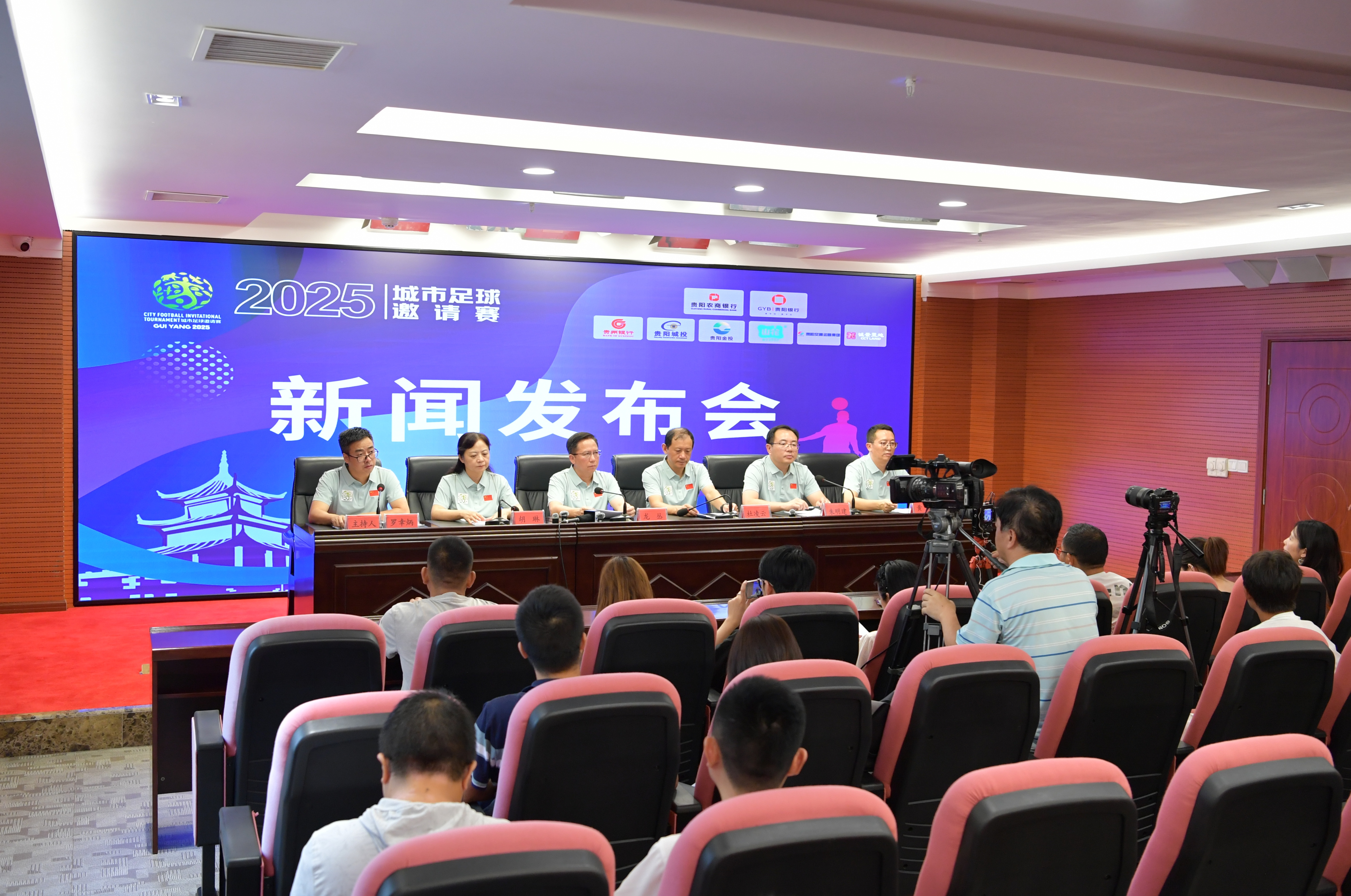 德天空：德甲三强争夺17岁中场德卡特，安德莱赫特要价2500万